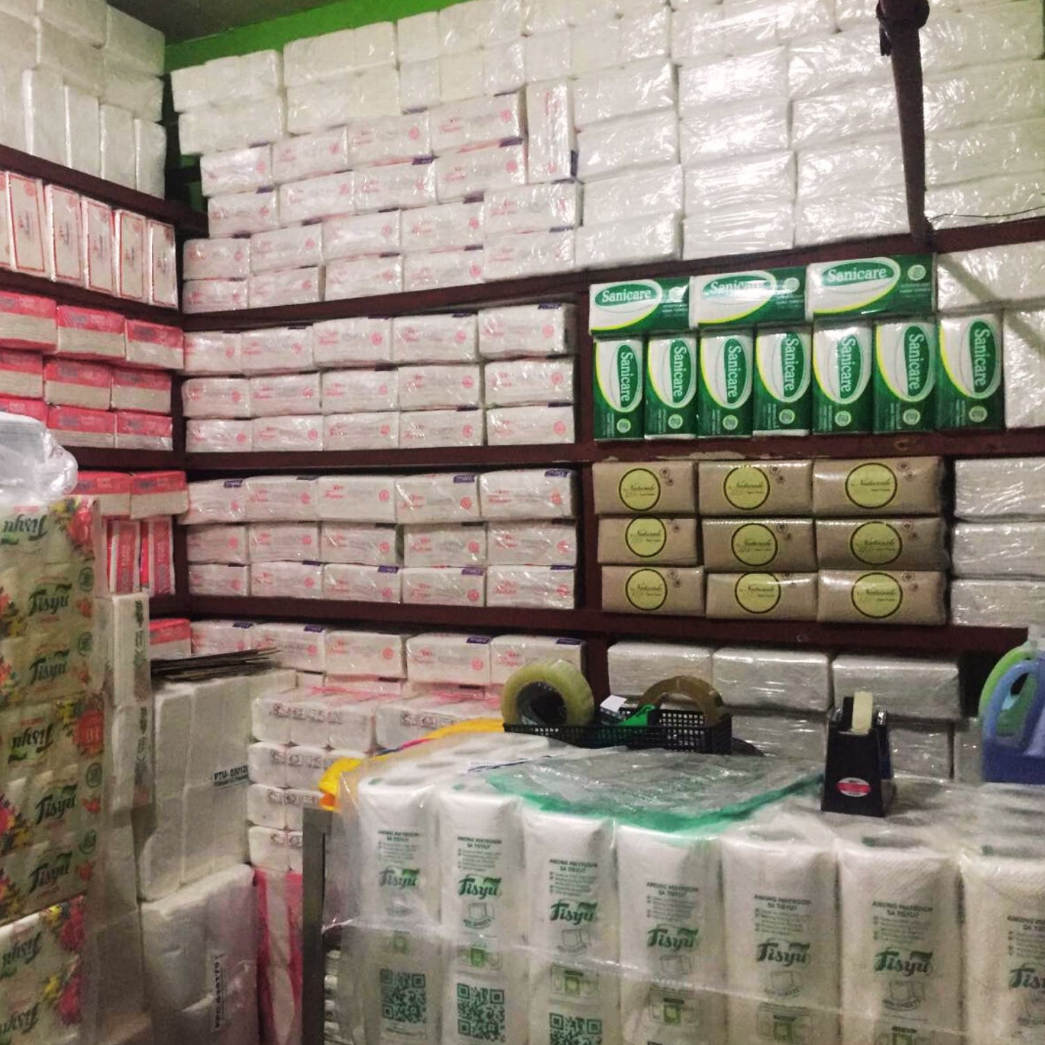 Factors to consider when choosing a wholesaler for your store